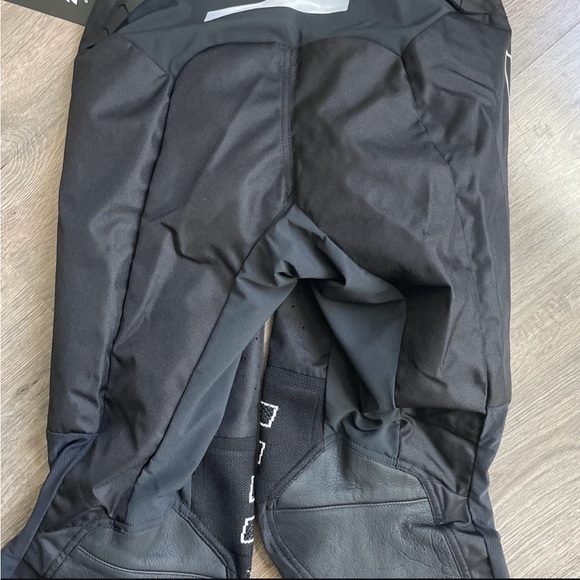 Dirtbike Pants-knee is stretch fabric to allow for movement of knee with pads - Picture 4 of 5